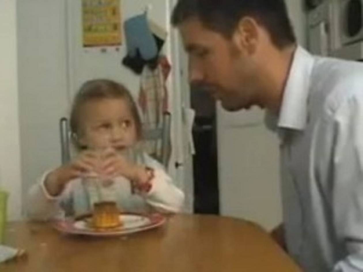 Πατέρας δεν αφήνει το κοριτσάκι του να φάει την κρέμα του (βίντεο)