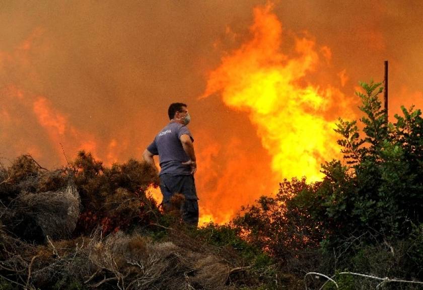 ΤΩΡΑ: Φωτιά στη Σκόπελο