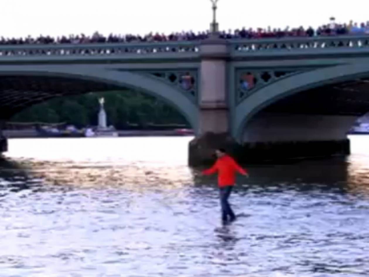 Βίντεο: Σύγχρονος «μάγος» περπατάει στο νερό