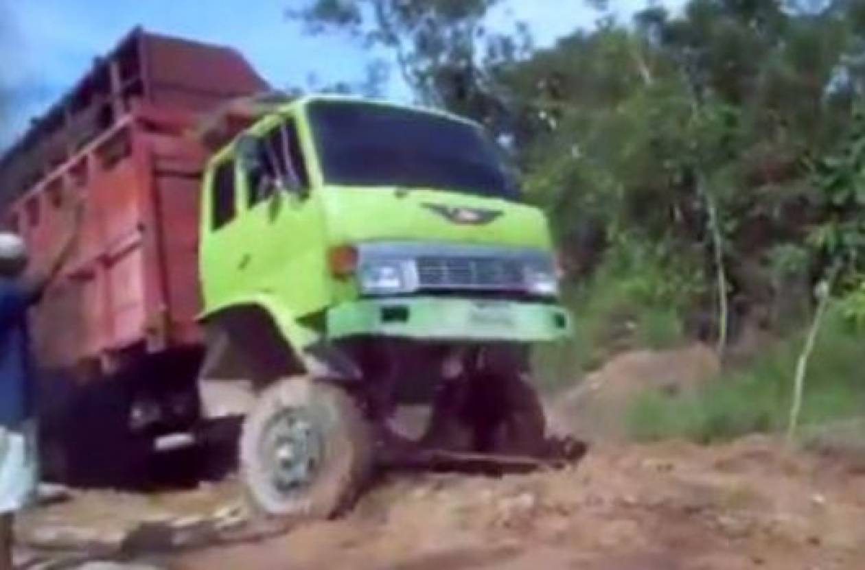Βίντεο: Προσπάθησαν να ξεκολλήσουν το φορτηγό και το διέλυσαν