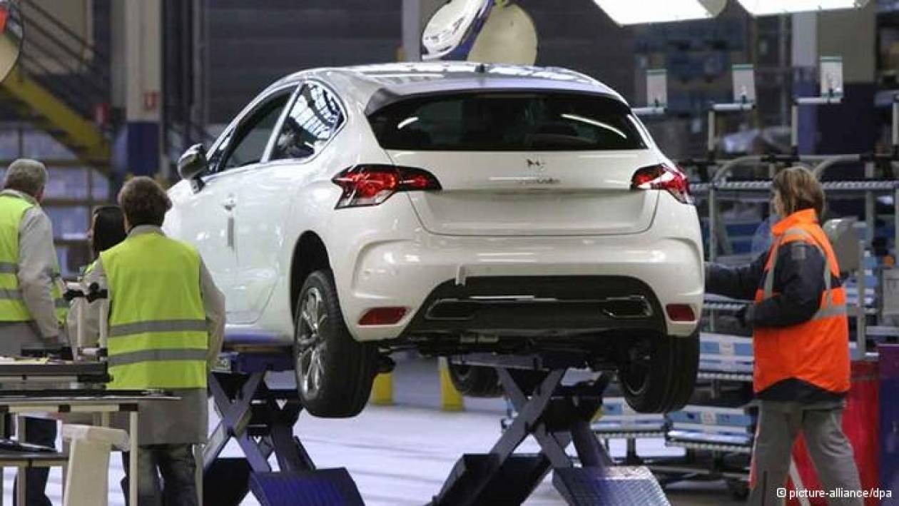 Οι απολύσεις στην Peugeot «πονοκεφαλιάζουν» τον Ολάντ