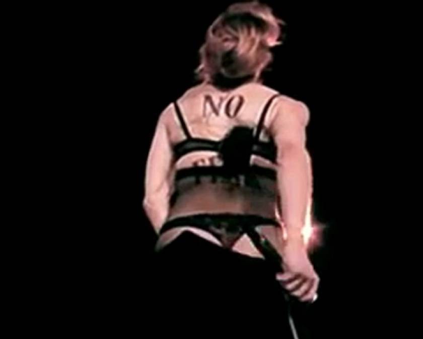 Βίντεο: Γδύθηκε και στο Παρίσι η Madonna!