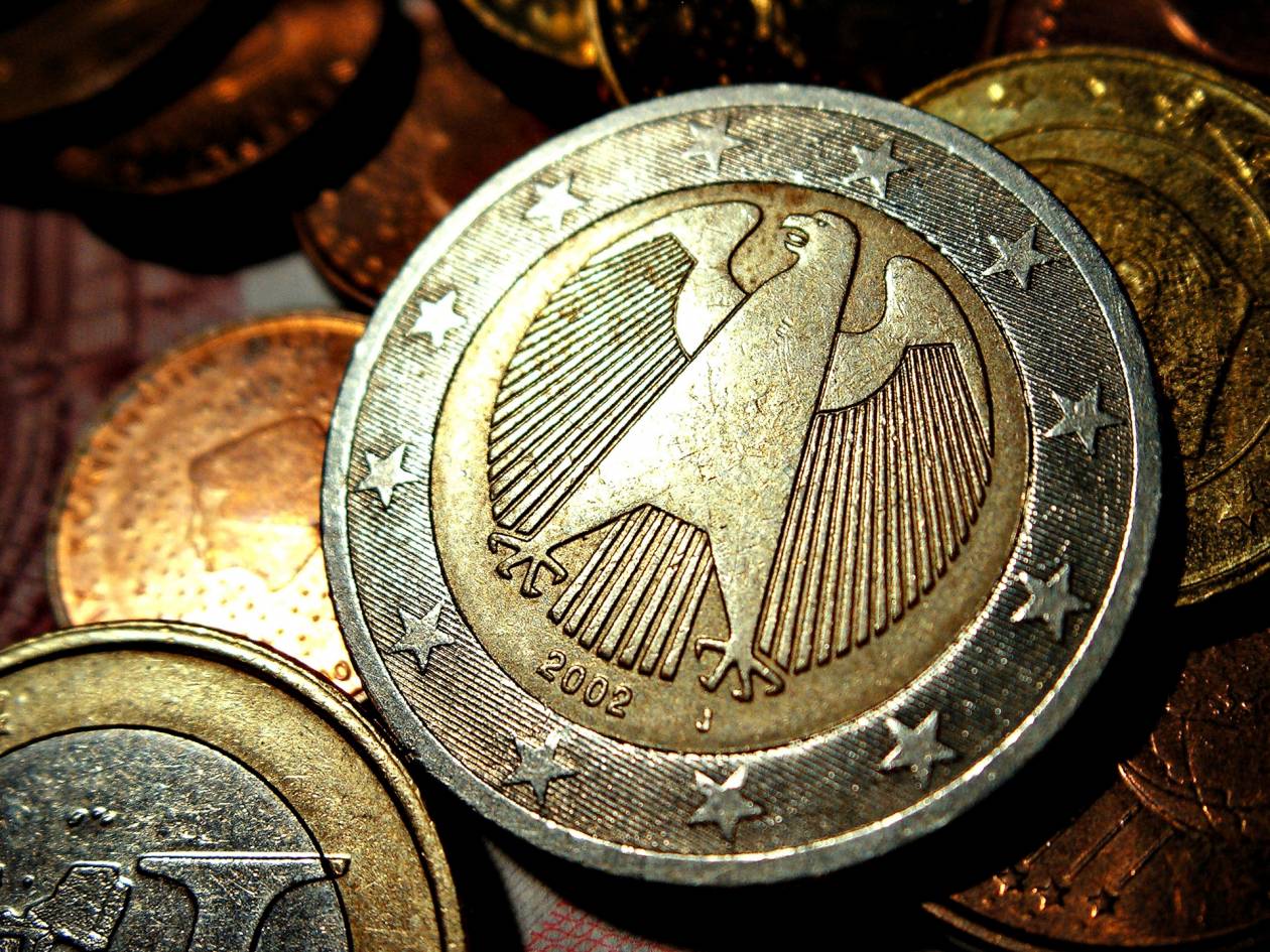 Οι δηλώσεις Μέρκελ «ρίχνουν» το ευρώ