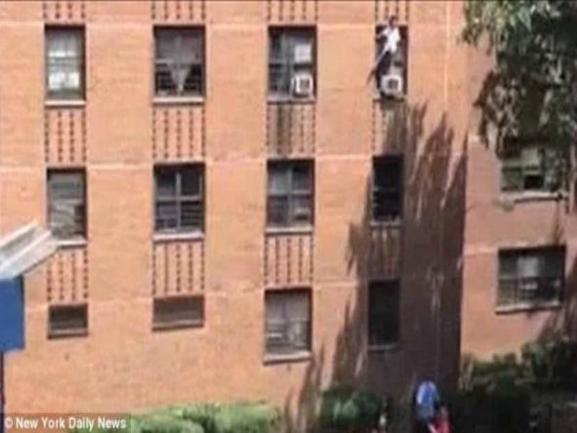 Απίστευτο βίντεο: Έσωσε 7χρονη που έπεσε από τον 3ο όροφο!