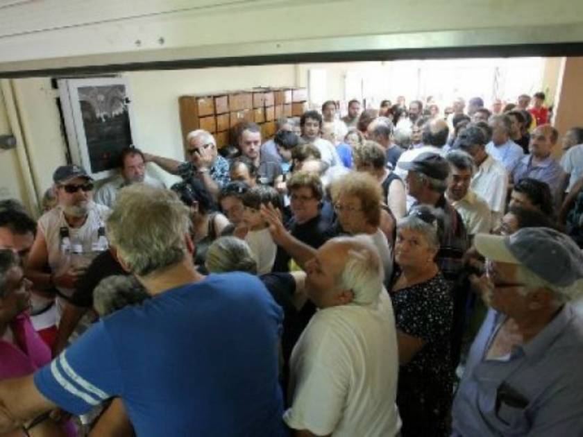 Εικόνες ΣΟΚ στο Ηράκλειο: Εκλιπαρούσαν για λίγο ελαιόλαδο