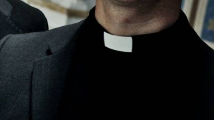 Συνελήφθη ιερέας που βίαζε ανήλικα αγόρια