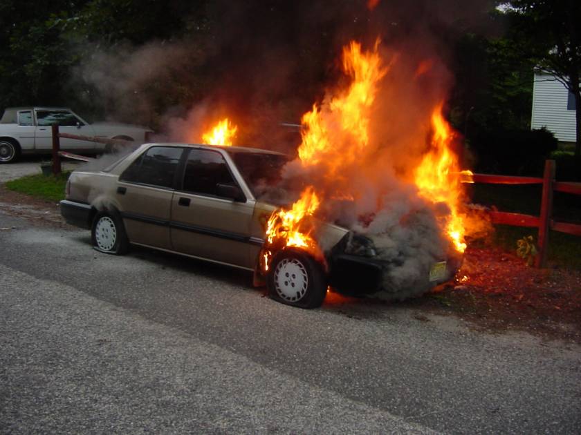 Αυτοκίνητο τυλίχτηκε στις φλόγες στη Κρήτη
