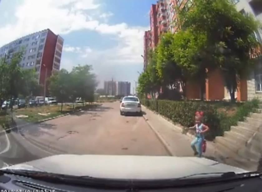 ΣΟΚ: Αμάξι παρασέρνει μικρό κορίτσι (video)