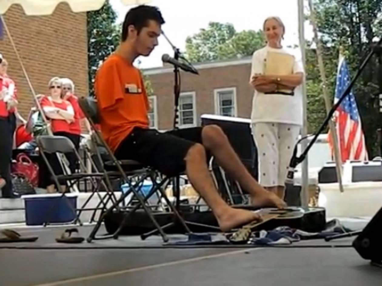 Εκπληκτικό: 18χρονος χωρίς χέρια παίζει κιθάρα με τα πόδια (vid)
