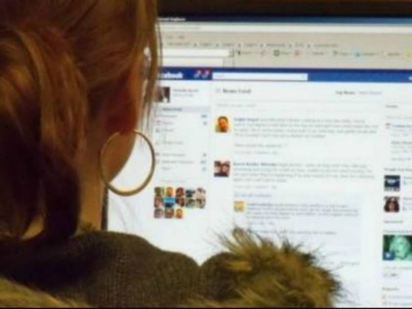 Facebook: Το 80% των χρηστών κατασκοπεύει τους πρώην του!