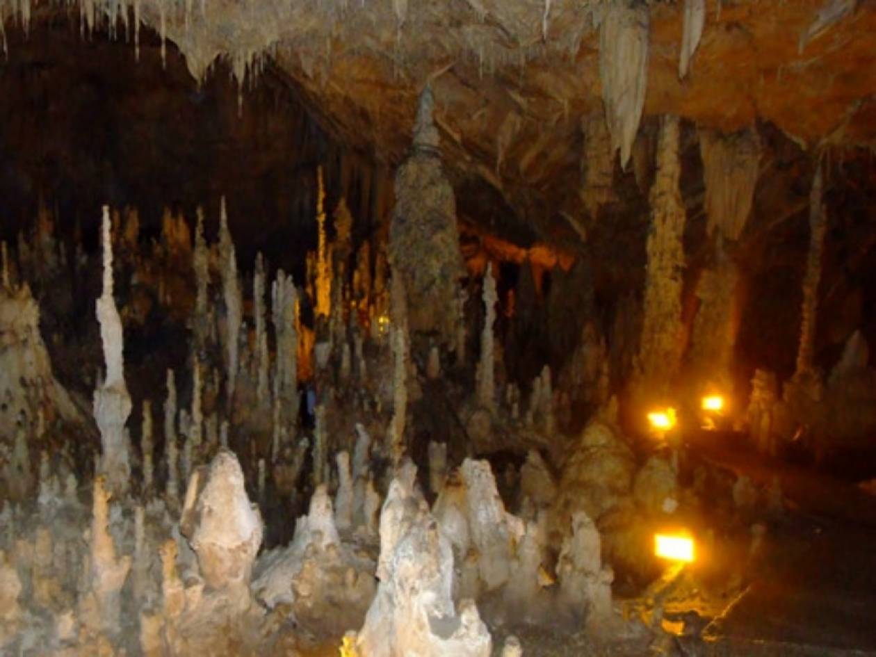 Απίστευτο: Έφυγαν και κλείδωσαν τουρίστες στο σπήλαιο του Περάματος!