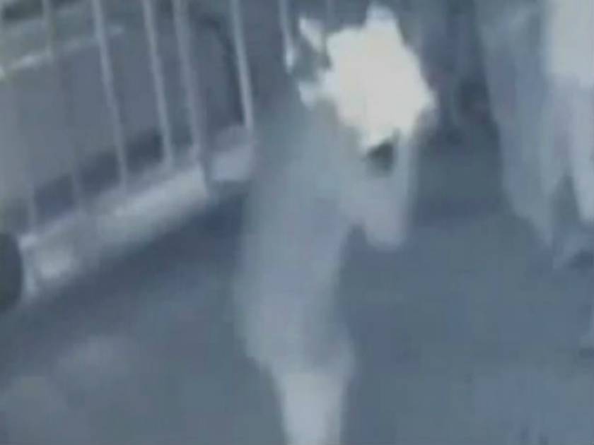 Απίστευτο βίντεο: Έβαλε φωτιά στο κεφάλι του μέσα σε μπαρ!