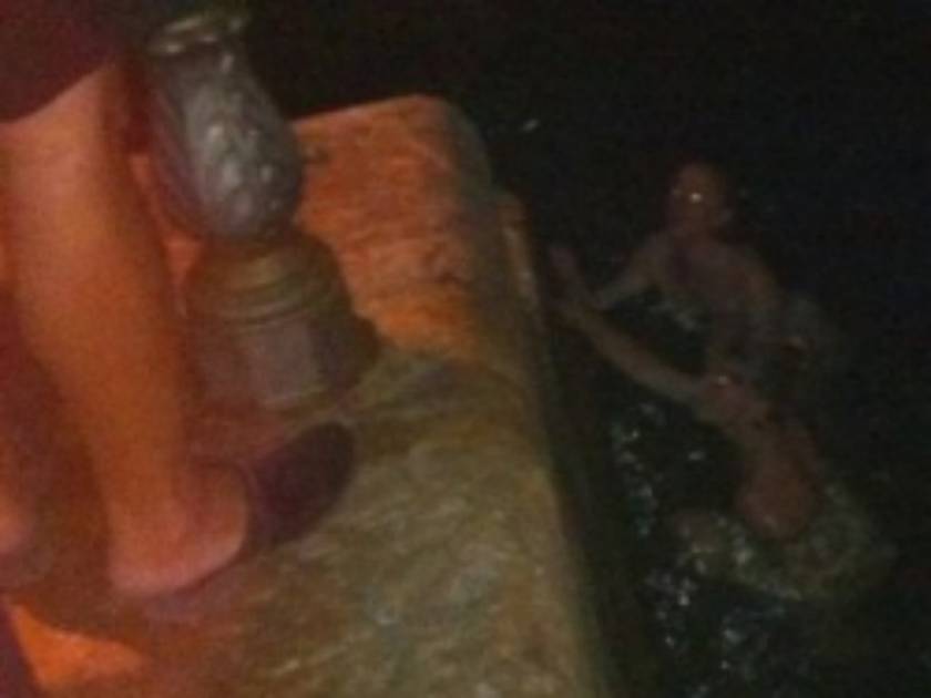 Βίντεο: Γυμνές γυναίκες κολυμπούν βράδυ στον Θερμαϊκό!