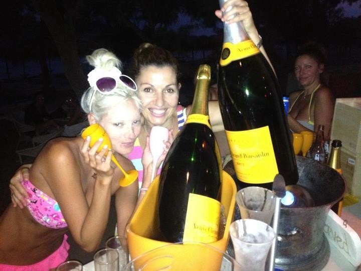 Η Τζούλια Αλεξανδράτου και τα μπουκάλια σαμπάνιας! (νέες φωτογραφίες)
