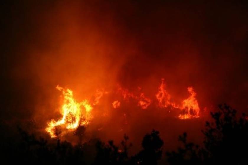 Μαίνονται οι φωτιές σε Ζάκυνθο και Μεσσηνία