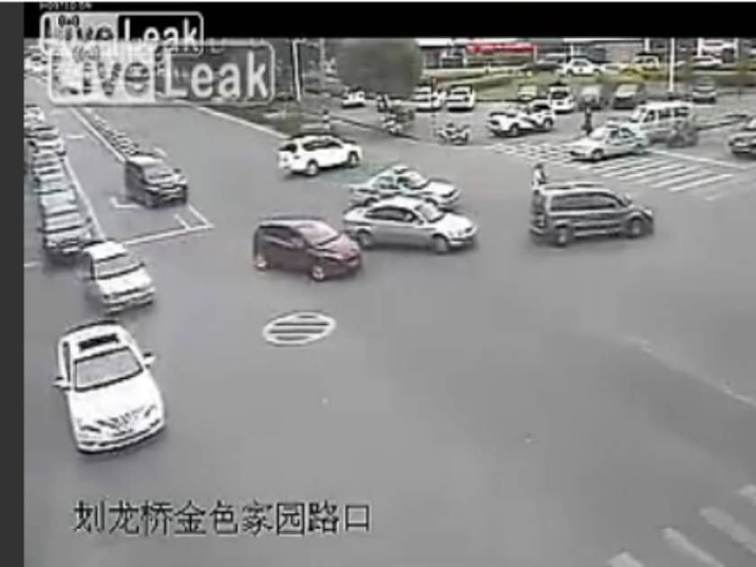 Βίντεο-σοκ: Κοριτσάκι πέφτει έξω από το αυτοκίνητο