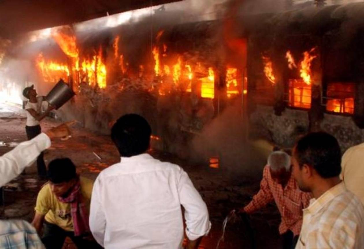 Ινδία: Δεκαπέντε νεκροί από πυρκαγιά σε τρένο