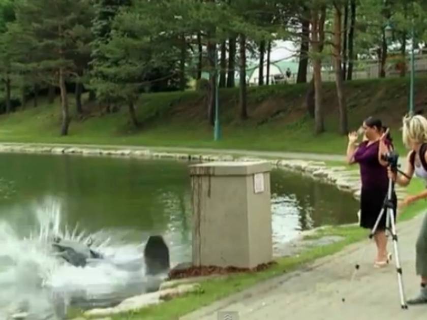 Απίστευτη φάρσα: Πρόσεχε, ρίχνεις το άγαλμα στη λίμνη! (vid)