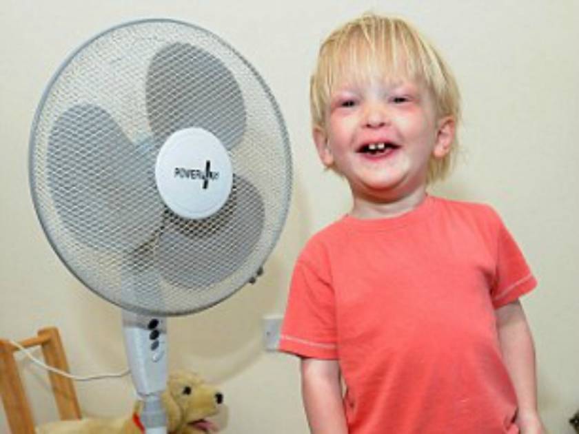 Απίστευτο: Ο 3χρονος που δεν μπορεί να ιδρώσει κινδυνεύει από τη ζέστη