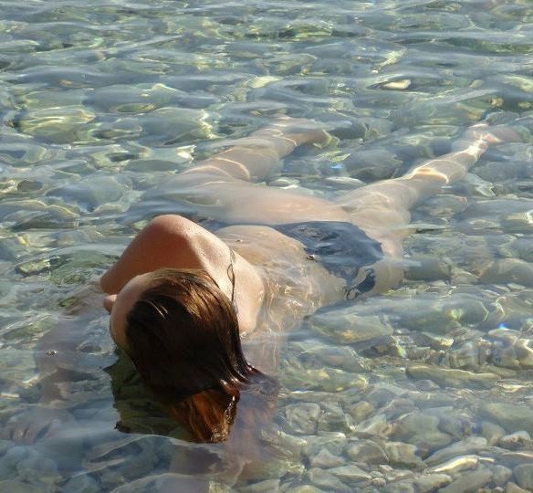 ΔΕΙΤΕ: Ελληνίδα ηθοποιός ανέβασε topless φωτό της στο Facebook!