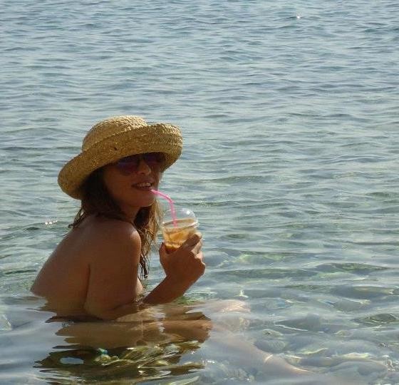ΔΕΙΤΕ: Ελληνίδα ηθοποιός ανέβασε topless φωτό της στο Facebook!