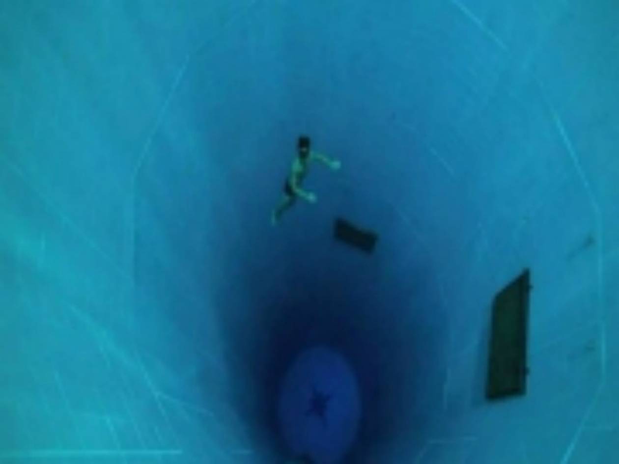 Βίντεο: Βούτηξε στην πιο βαθιά πισίνα του κόσμου