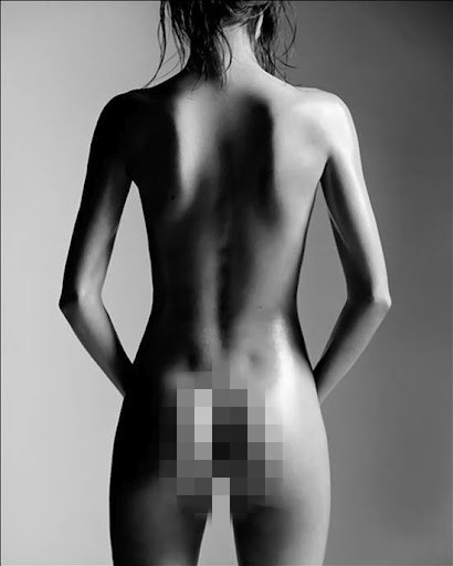 Η Miranda Kerr φωτογραφήθηκε φορώντας μόνο το… λάδι της!