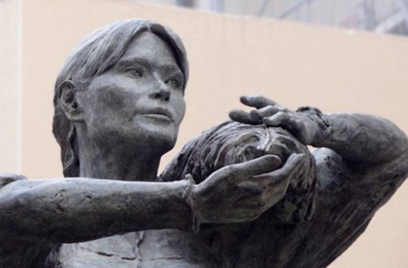 Σάλος με άγαλμα της Κάρλα Μπρούνι