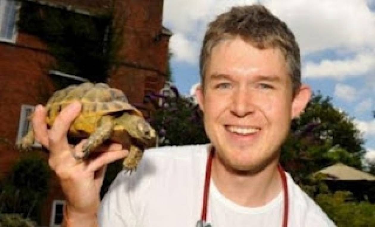 Γιατρός έσωσε χελώνα με το φιλί της ζωής