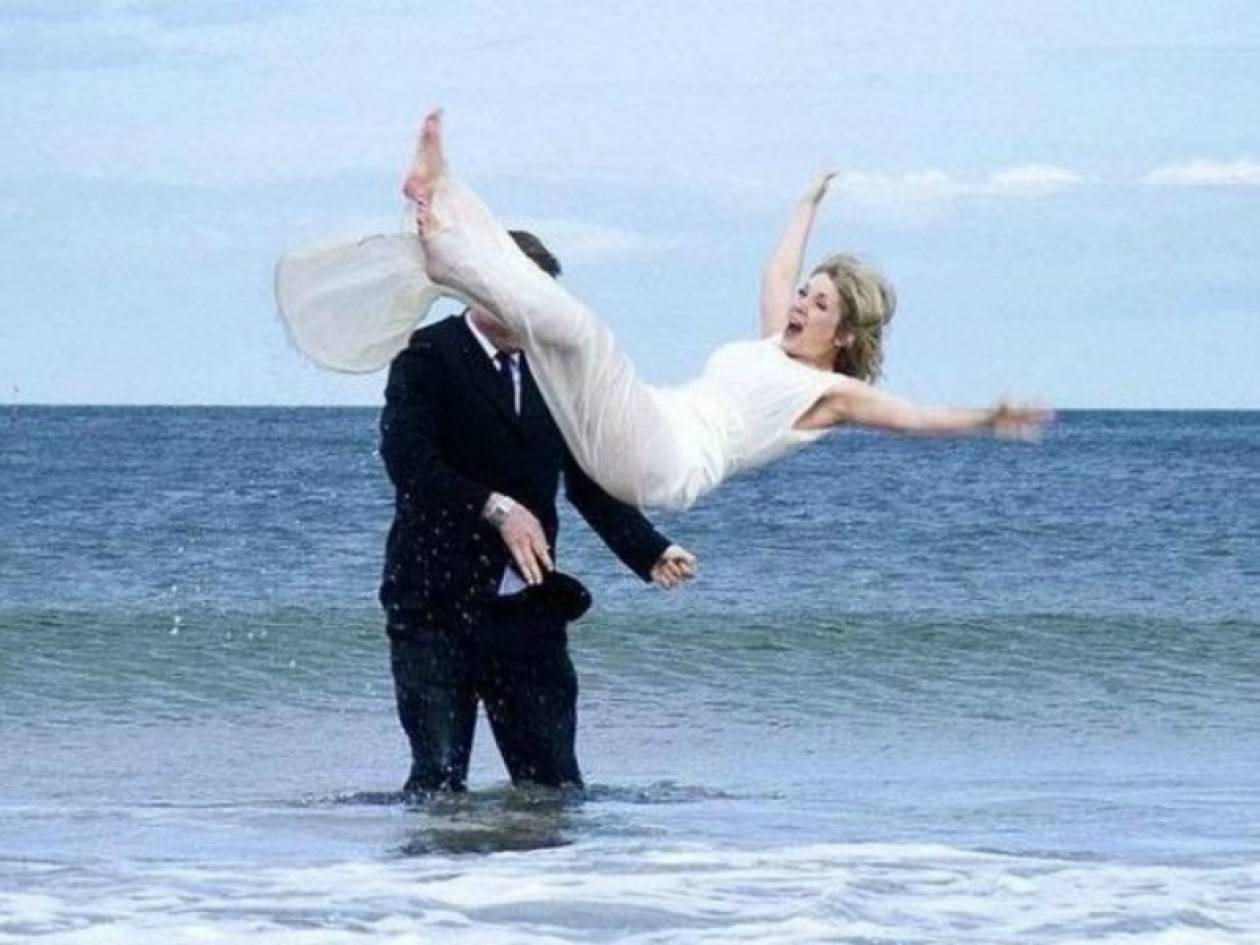 Незабываемые картинки. Прикольные Свадебные фотосессии. Смешная свадьба на море. Смешные Свадебные фотосессии. Жених и невеста прыгают в море.
