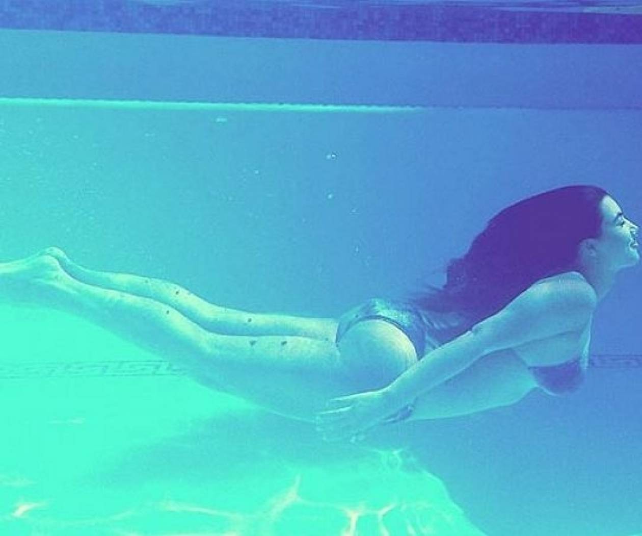Η Kim Kardashian με μπικίνι στον πάτο της πισίνας (pics)