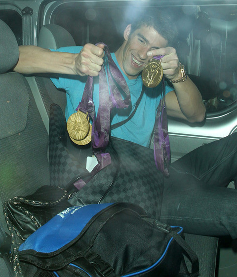 O Phelps πήρε τα μετάλλια, την ξανθιά και πήγε για clubbing (pics)
