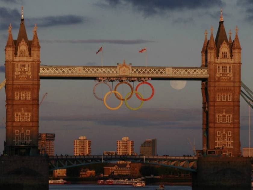 Εκπληκτική φωτογραφία: Οι ολυμπιακοί κύκλοι με φόντο το φεγγάρι
