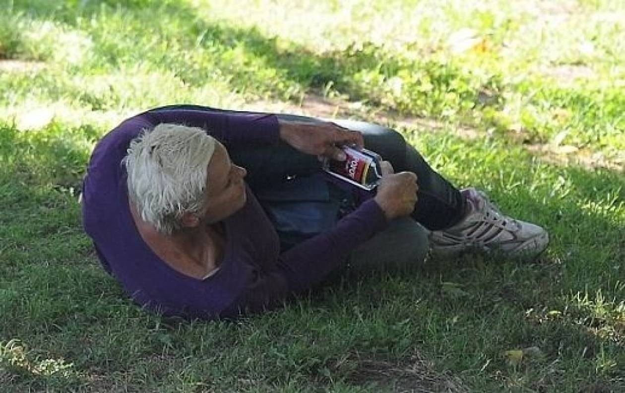Γνωστή ηθοποιός βρέθηκε να κοιμάται στο πάρκο μεθυσμένη (pics)