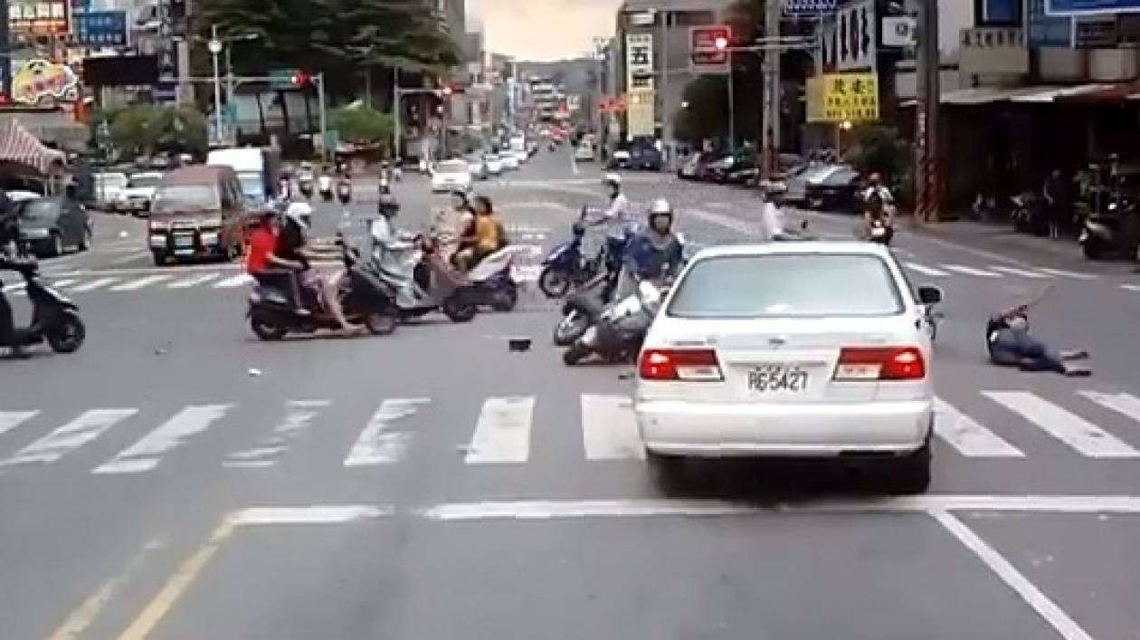 Video: Οδηγός χτύπησε 4 μηχανάκια και στη συνέχεια έφυγε!