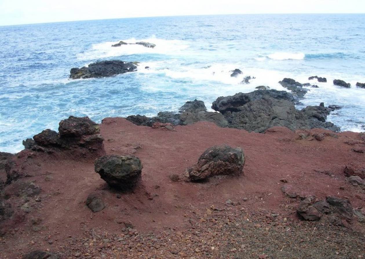 Η κόκκινη παραλία στη Χαβάη (pics)
