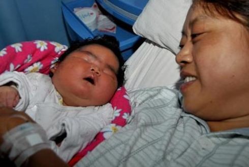Μωρό-γίγας γεννήθηκε στην Κίνα (pics)