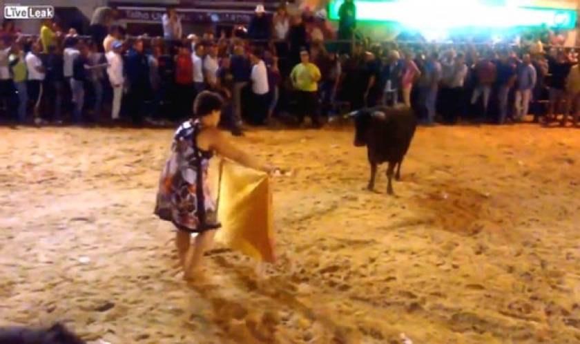 Video: Μεθυσμένη γυναίκα εναντίον ταύρου
