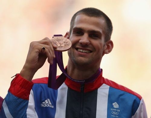 Ολυμπιονίκης ολόγυμνος στο Twitter με το μετάλλιό του! (pic)