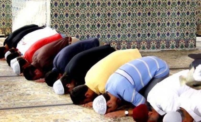 Χρυσαυγίτες πέταξαν καπνογόνα σε χώρο προσευχής μουσουλμάνων