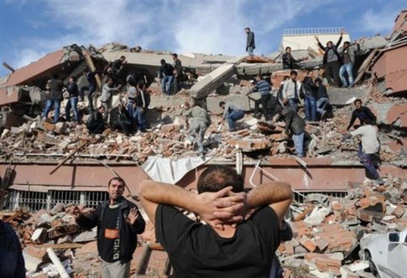 Δεκάδες νεκροί από τους δύο σεισμούς στο Ιράν