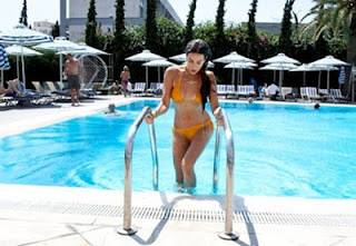 Η Κατερίνα Στικούδη κάνει ηλιοθεραπεία και βουτιές στην πισίνα (pics)