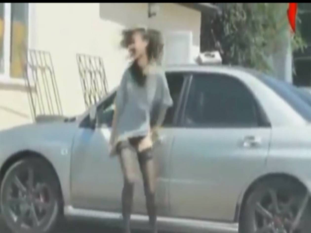 Βίντεο: Έφτιαχνε τις ζαρτιέρες της στη μέση του δρόμου!
