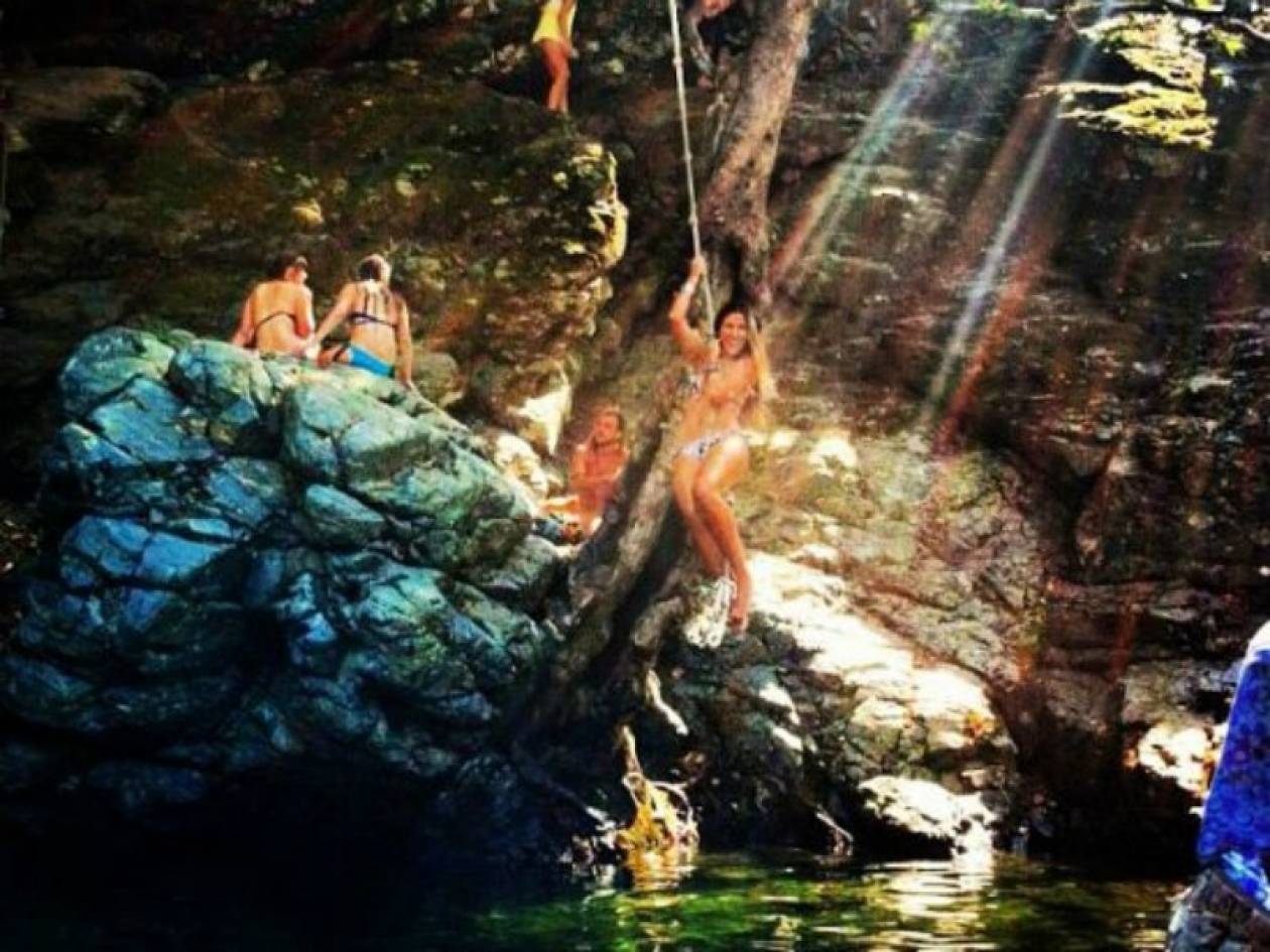 Σέξι Ελληνίδα στη... ζούγκλα με τον Ταρζάν (pics)