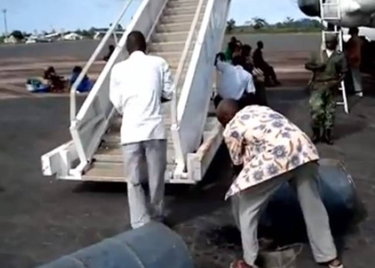 Video: Δείτε πως ανεφοδιάζουν τα αεροπλάνα στην Αφρική