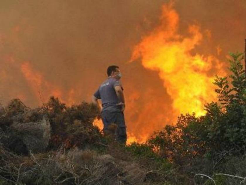 Υπό μερικό έλεγχο η πυρκαγιά στις Καρυές Χίου