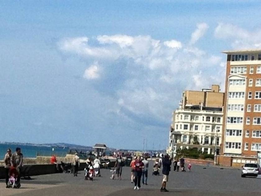 Σύννεφο-καρχαρίας πάνω από παραλία! (pic)