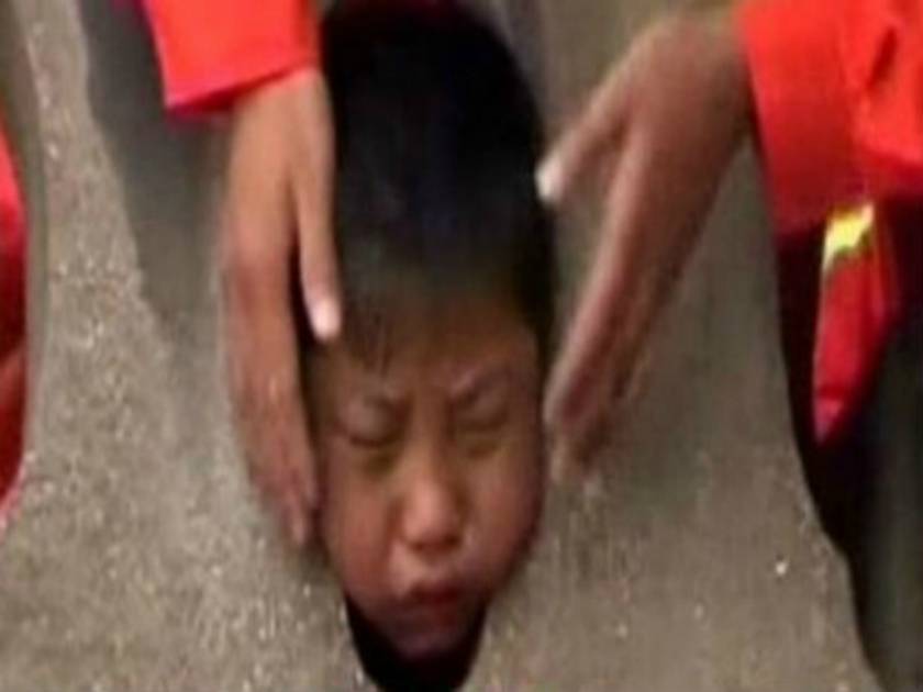Απίστευτο: Σφήνωσε το κεφάλι παιδιού σε πέτρινο μπαλκόνι!