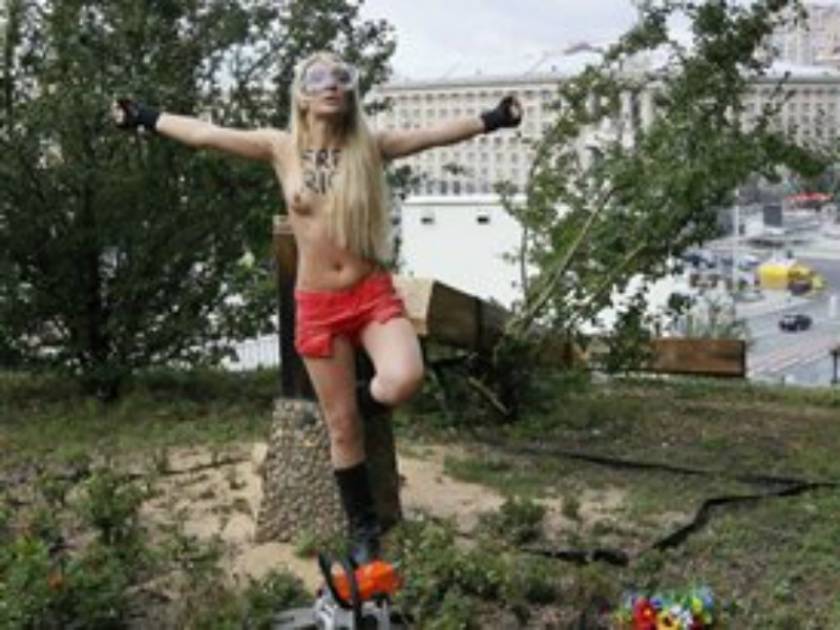 Βίντεο: Γυμνόστηθη πριόνισε σταυρό για συμπαράσταση στις Pussy Riot!