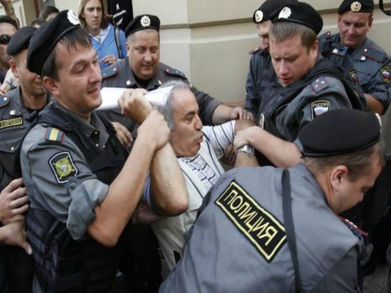 Ρωσία: Mε 5 χρόνια φυλάκιση κινδυνεύει ο Γκάρι Κασπάροφ (vid)